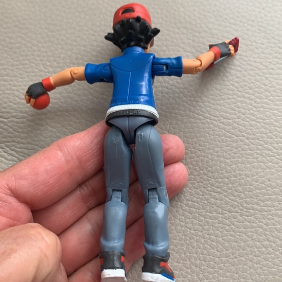 Htf 2017 Pokemon Ash Action Figure Set By Tomy W/ Original Pokeball &/Pokedex 4” - Picture 6 of 7